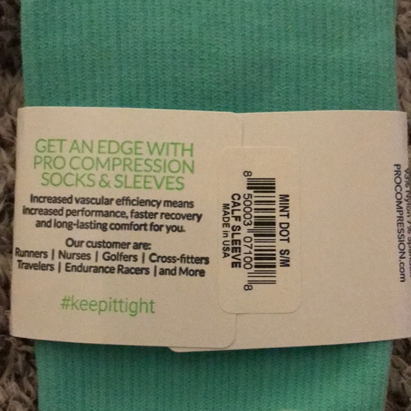 NWT Pro Compression sleeves - Picture 3 of 4